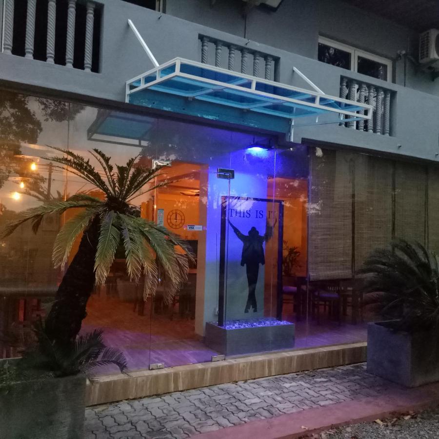This Is It Airport Hotel And Restaurant Negombo Bagian luar foto