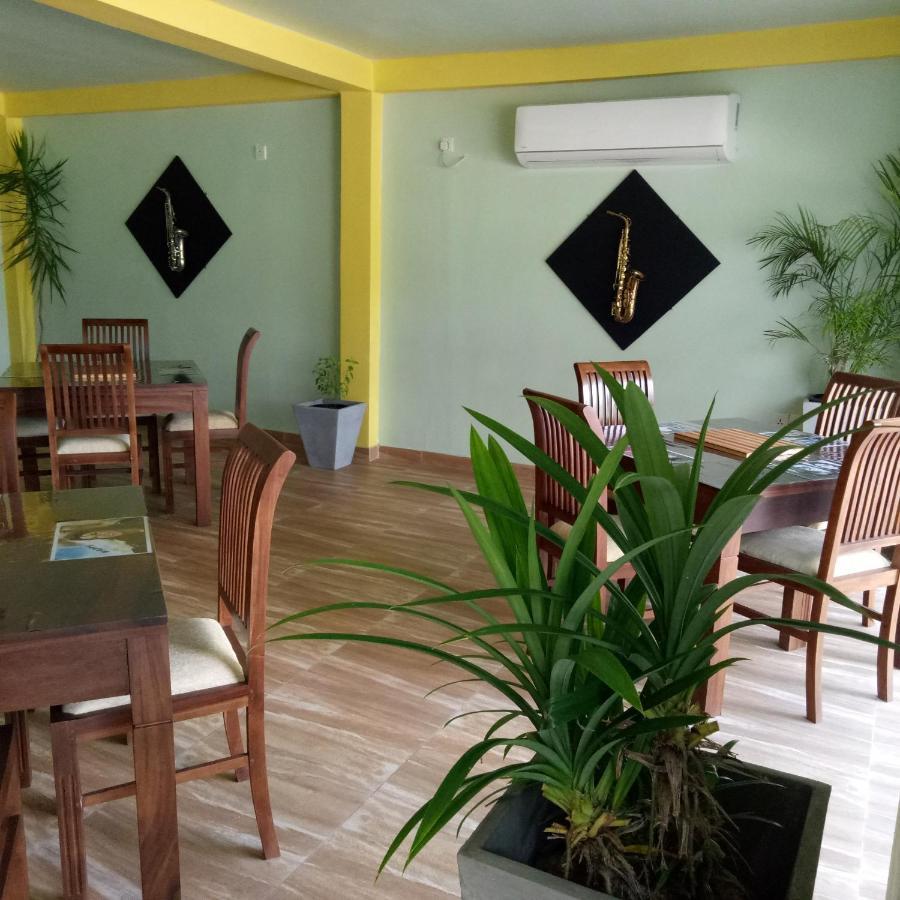 This Is It Airport Hotel And Restaurant Negombo Bagian luar foto