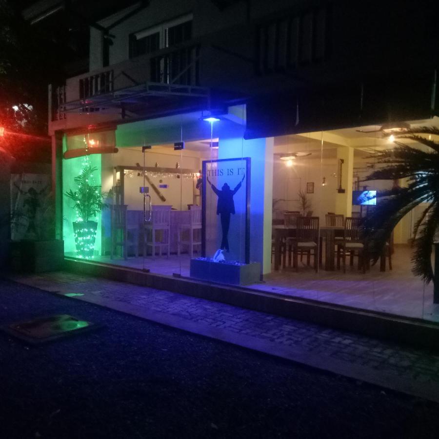This Is It Airport Hotel And Restaurant Negombo Bagian luar foto