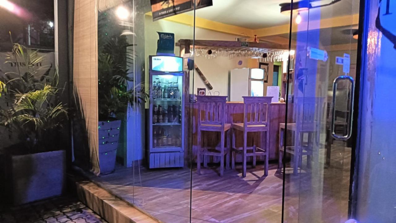 This Is It Airport Hotel And Restaurant Negombo Bagian luar foto