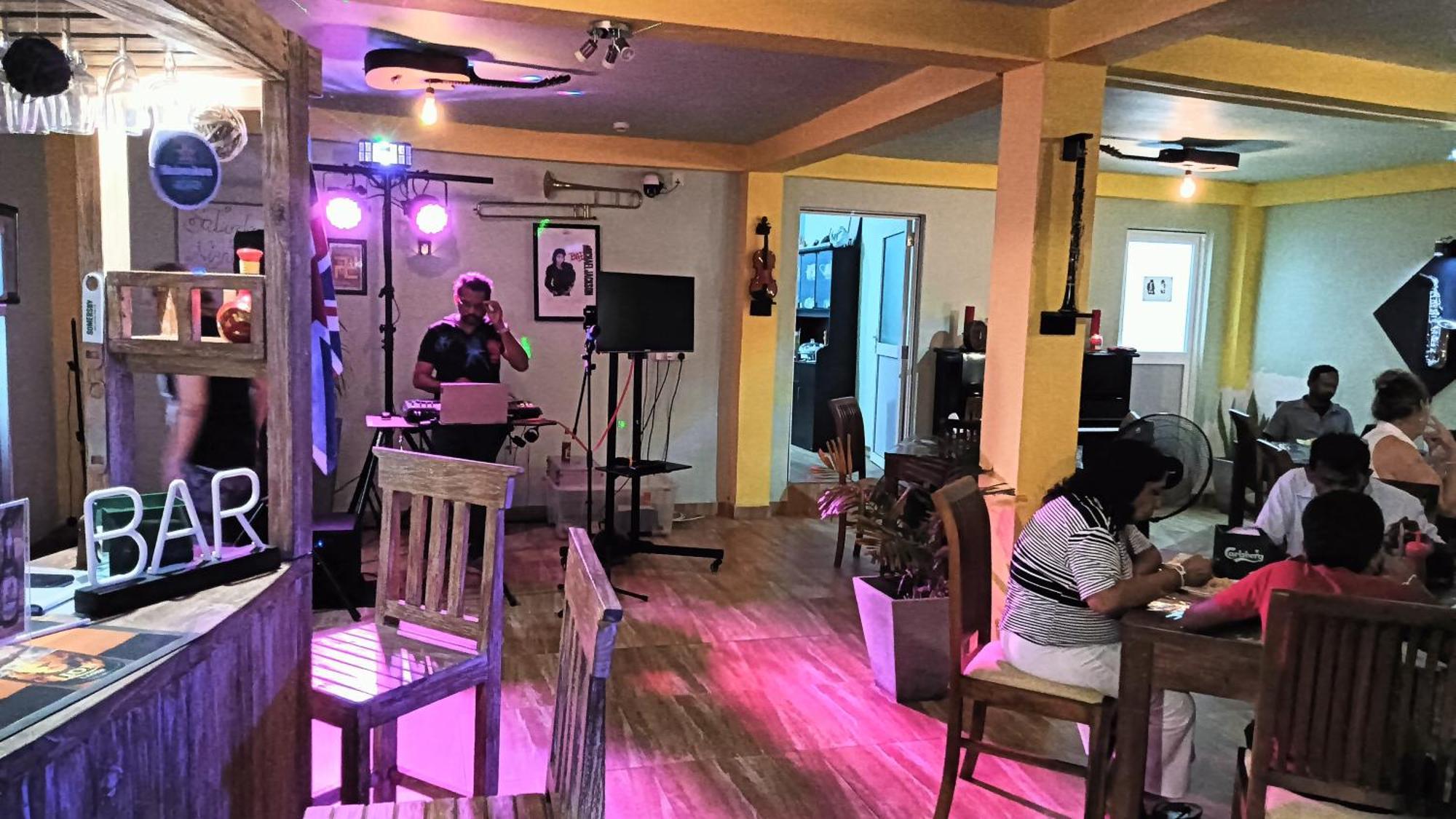 This Is It Airport Hotel And Restaurant Negombo Bagian luar foto