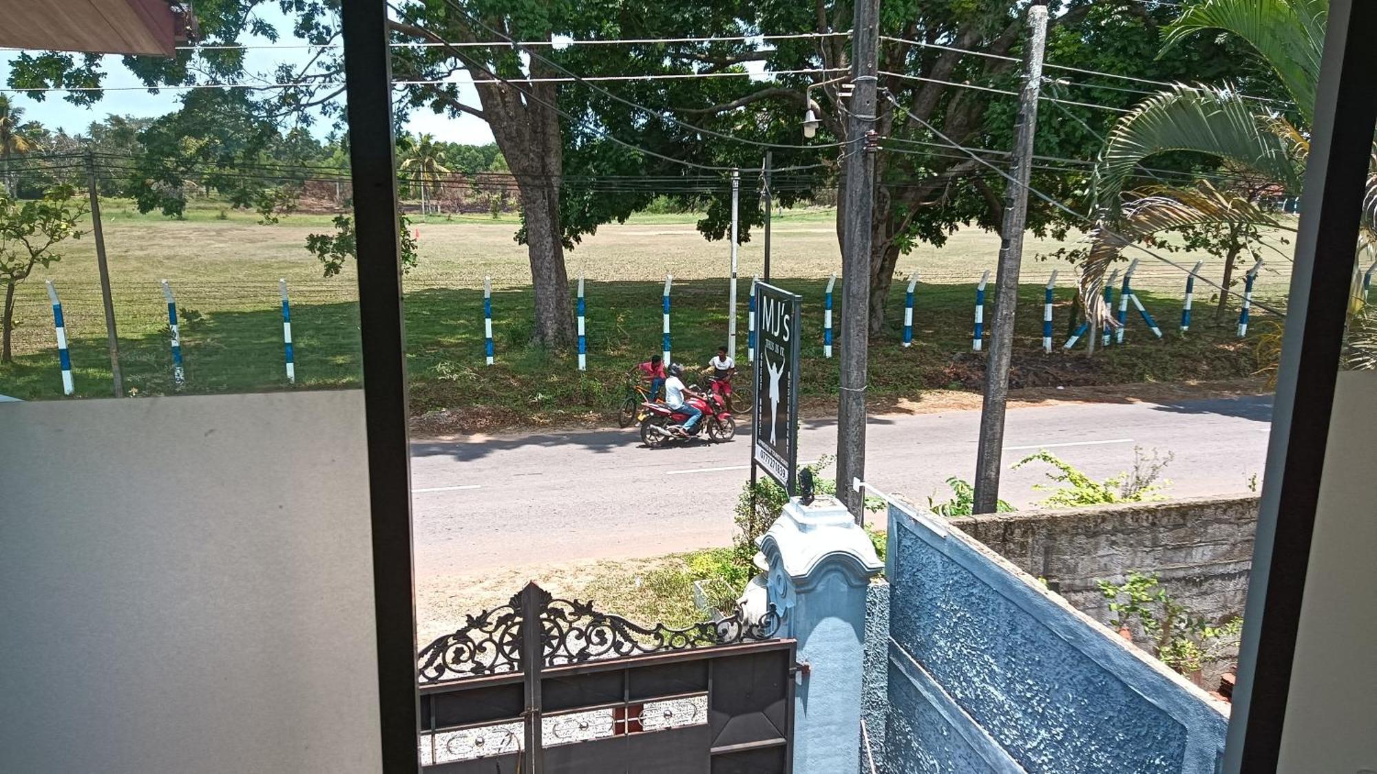 This Is It Airport Hotel And Restaurant Negombo Bagian luar foto