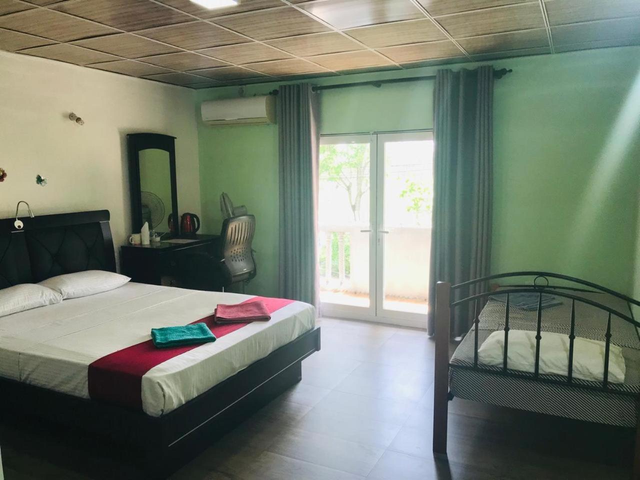 This Is It Airport Hotel And Restaurant Negombo Bagian luar foto
